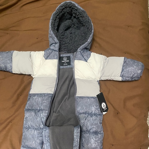 Volcom snow suit, zipper. Double layer fleece.  Very warm - Picture 4 of 4